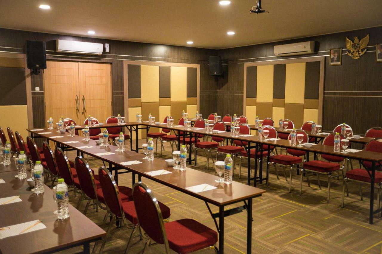 Green Red Hotel Syariah Jombang Экстерьер фото