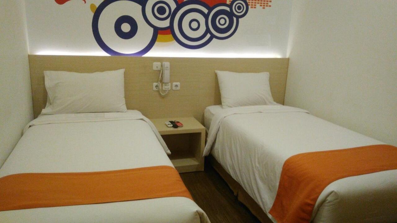 Green Red Hotel Syariah Jombang Экстерьер фото